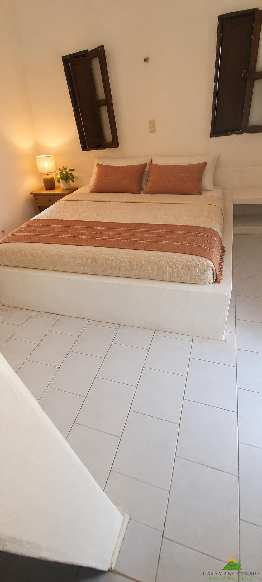 CHAMBRE jpeg Entre rizières et Océan, dans l’intimité d’un lieu magique près des immenses fromagers , à seulement cinq minutes du village et de la plage, cette propriété façonnée par des artisans locaux offre une atmosphère authentique, bercée par l’âme et les traditions africaines.