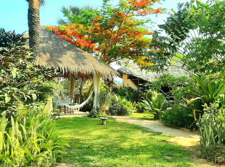 Derrière le Jardin se dévoile une propriété généreuse et  inattendue, concue pour vivre, reçevoir et partager ; où  le charme des constructions traditionnelles côtoie l’élégance des espaces contemporains, tous parfaitement équipés