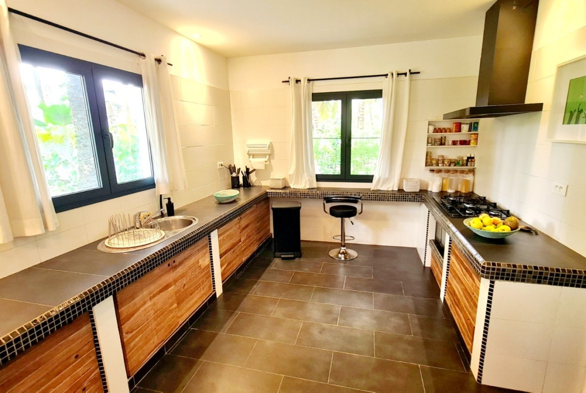 À 200 mètres du bord de mer, rare, dans environnement exceptionnel, villa de 4/5 chambres, rénovation de qualité