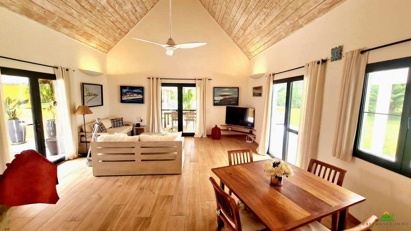 À 200 mètres du bord de mer, rare, dans environnement exceptionnel, villa de 4/5 chambres, rénovation de qualité