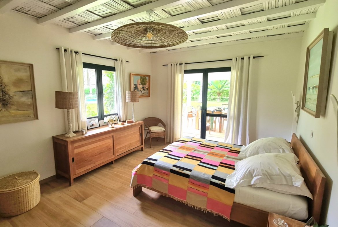 À 200 mètres du bord de mer, rare, dans environnement exceptionnel, villa de 4/5 chambres, rénovation de qualité