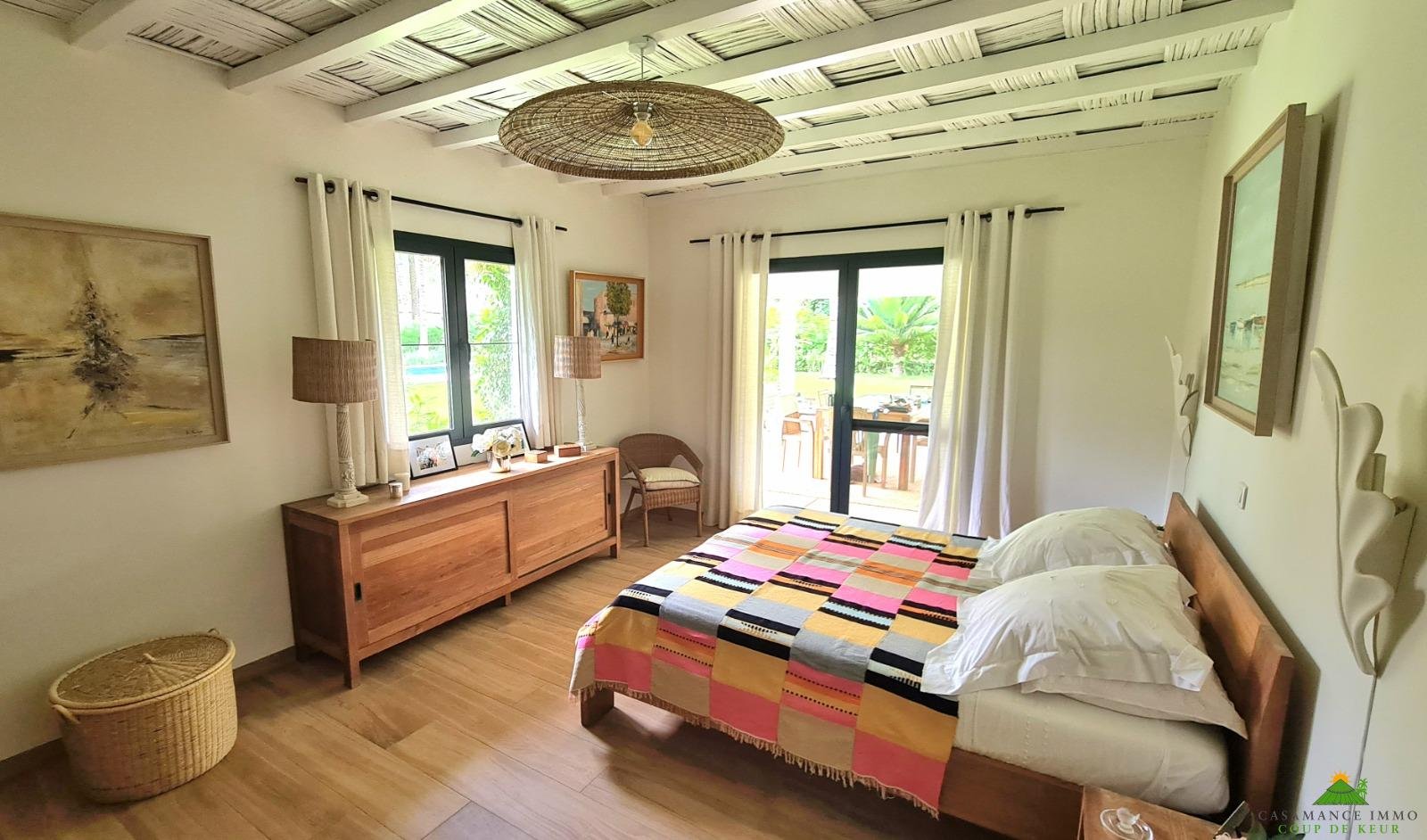 À 200 mètres du bord de mer, rare, dans environnement exceptionnel, villa de 4/5 chambres, rénovation de qualité