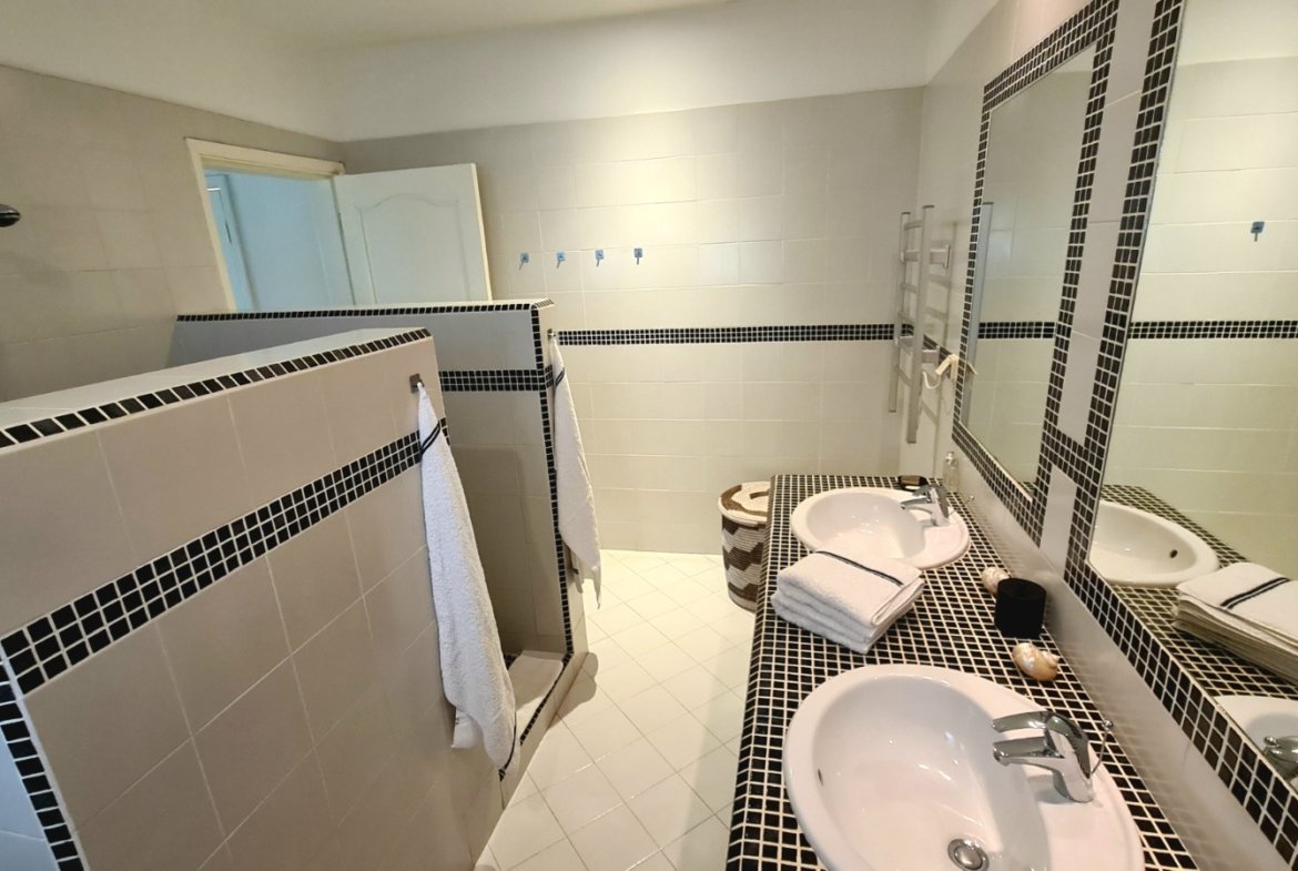 À 200 mètres du bord de mer, rare, dans environnement exceptionnel, villa de 4/5 chambres, rénovation de qualité