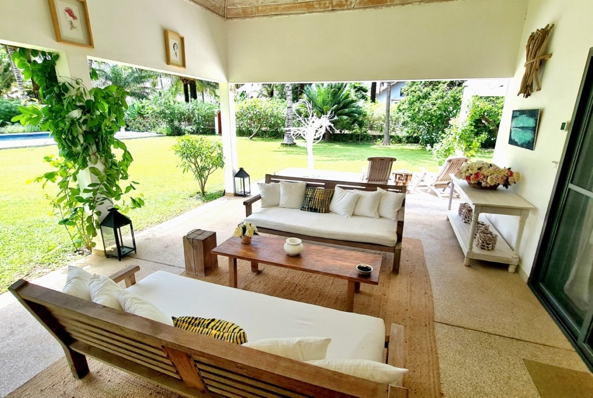 À 200 mètres du bord de mer, rare, dans environnement exceptionnel, villa de 4/5 chambres, rénovation de qualité