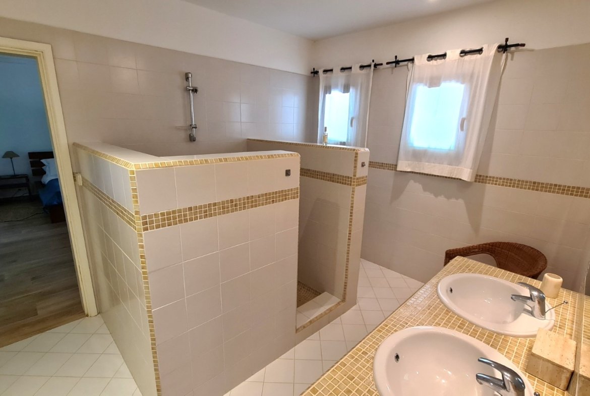 À 200 mètres du bord de mer, rare, dans environnement exceptionnel, villa de 4/5 chambres, rénovation de qualité