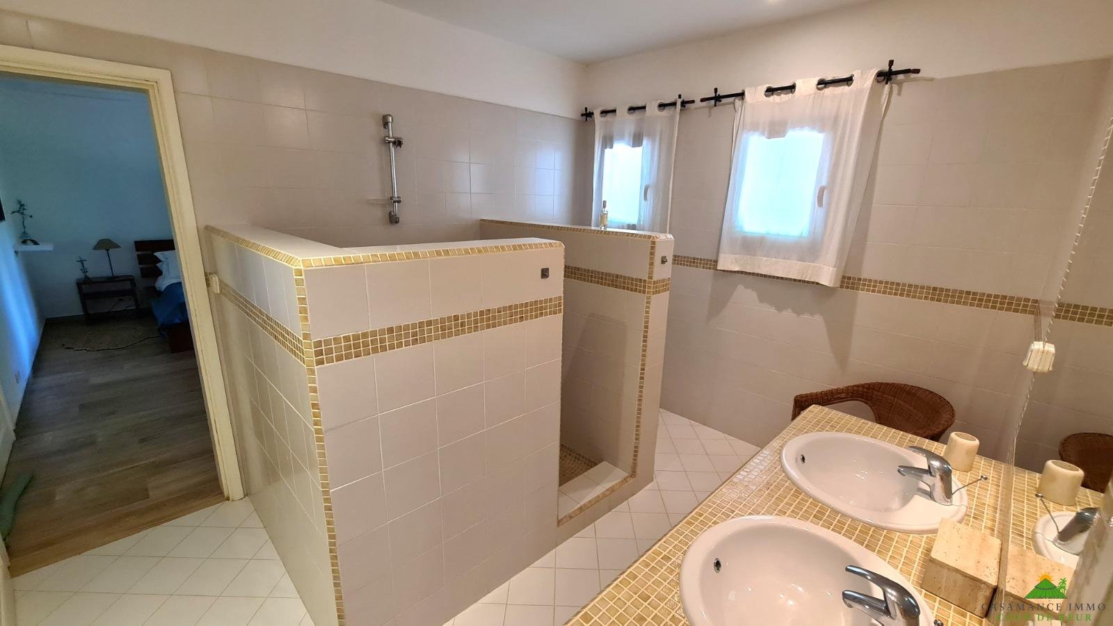 À 200 mètres du bord de mer, rare, dans environnement exceptionnel, villa de 4/5 chambres, rénovation de qualité