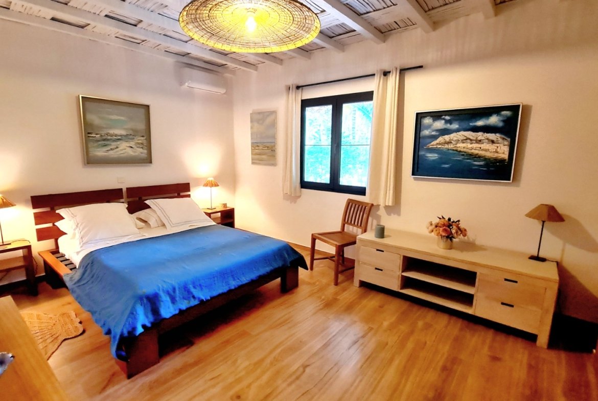 À 200 mètres du bord de mer, rare, dans environnement exceptionnel, villa de 4/5 chambres, rénovation de qualité