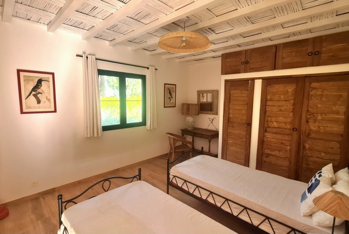 À 200 mètres du bord de mer, rare, dans environnement exceptionnel, villa de 4/5 chambres, rénovation de qualité