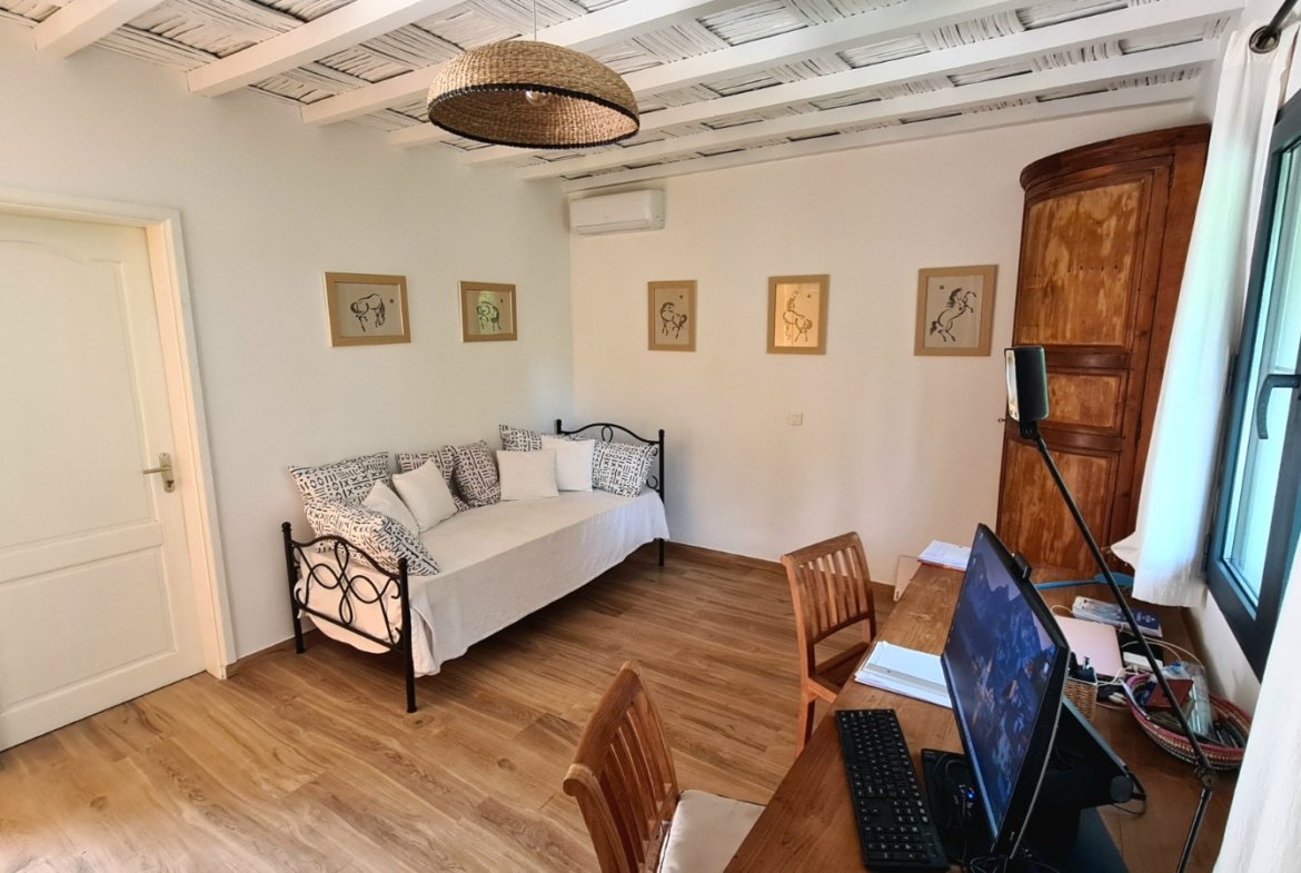 À 200 mètres du bord de mer, rare, dans environnement exceptionnel, villa de 4/5 chambres, rénovation de qualité