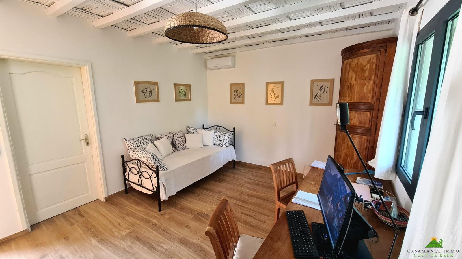 À 200 mètres du bord de mer, rare, dans environnement exceptionnel, villa de 4/5 chambres, rénovation de qualité