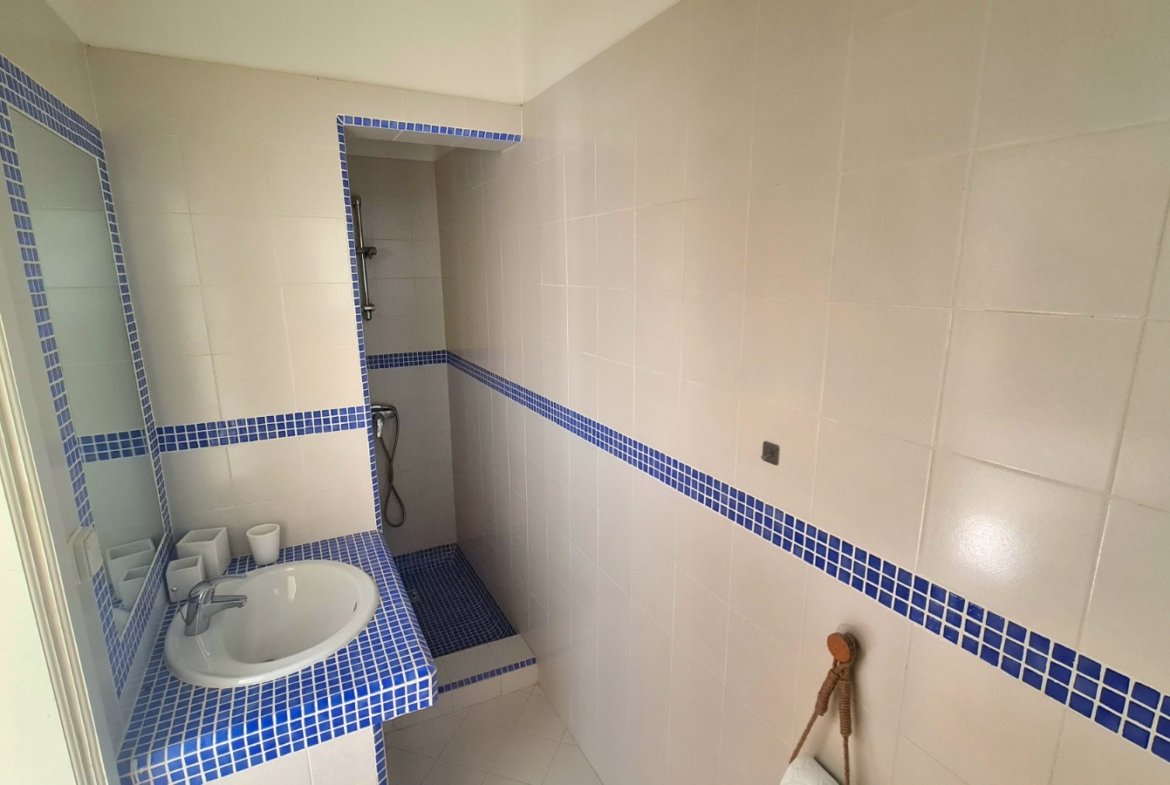 À 200 mètres du bord de mer, rare, dans environnement exceptionnel, villa de 4/5 chambres, rénovation de qualité