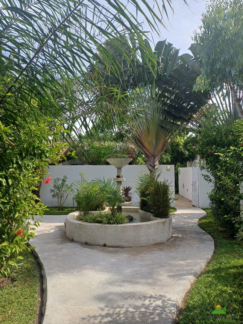 4763ed06-2bdd-441a-8f97-ccd795790337 Une résidence de vacances de charme avec sa piscine lagon dans un jardin tropical luxuriant.