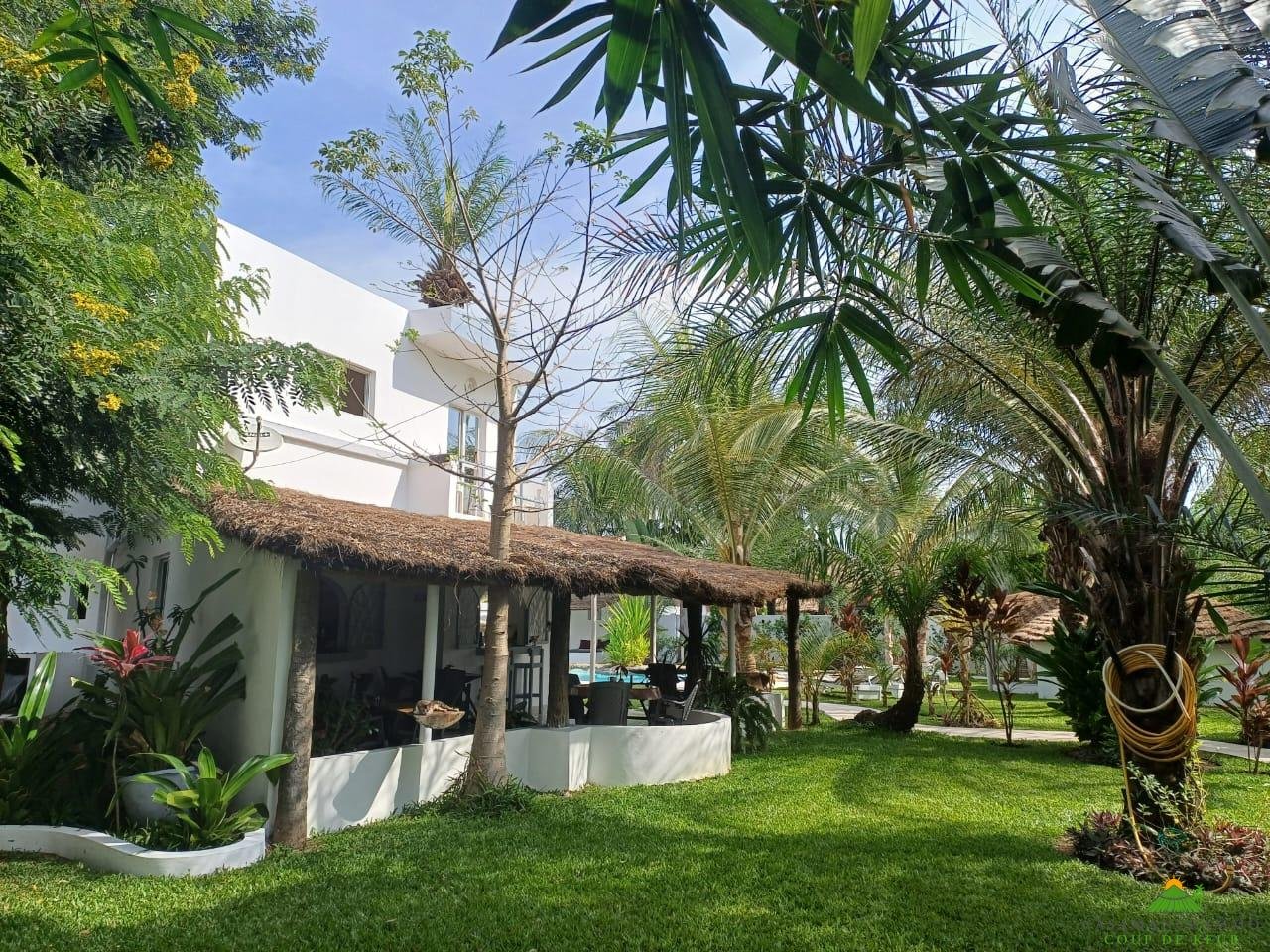 52b884a9-6399-4b34-a381-bae0f4779940 Une résidence de vacances de charme avec sa piscine lagon dans un jardin tropical luxuriant.
