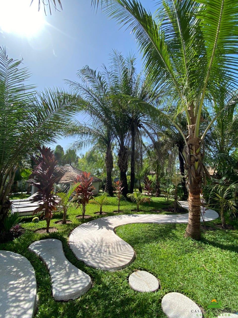 534b6099-819d-4360-8912-24194b79e505 Une résidence de vacances de charme avec sa piscine lagon dans un jardin tropical luxuriant.