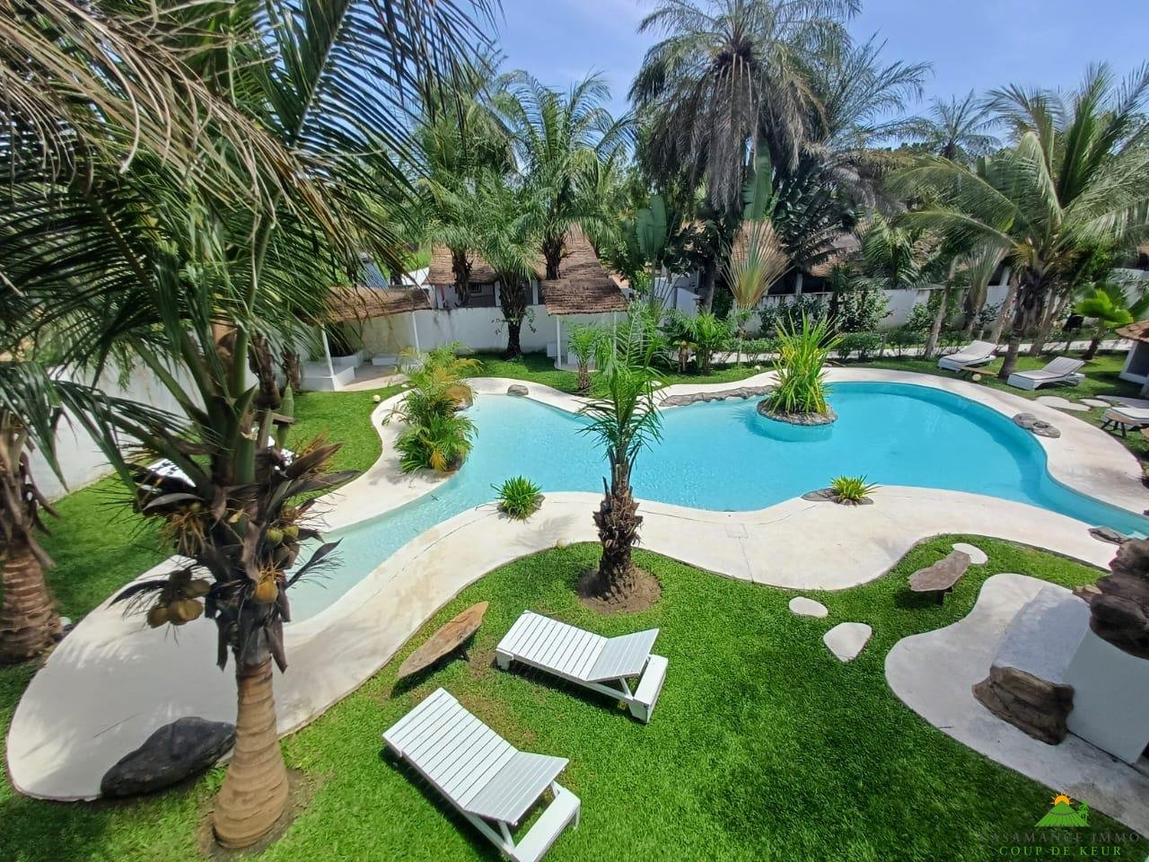 563c339b-8403-47bd-bba9-06b34c0bcf30 Une résidence de vacances de charme avec sa piscine lagon dans un jardin tropical luxuriant.