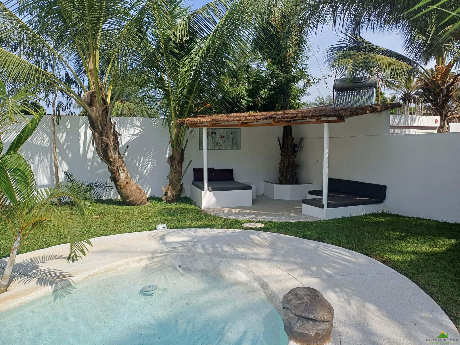 7307a46a-ab69-4478-bcd5-226c54650b1c Une résidence de vacances de charme avec sa piscine lagon dans un jardin tropical luxuriant.