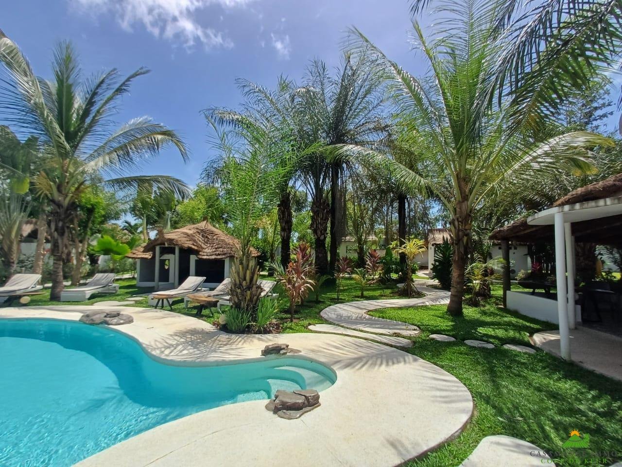 a262b26b-5cdb-4b51-86b4-95f11402d432 Une résidence de vacances de charme avec sa piscine lagon dans un jardin tropical luxuriant.