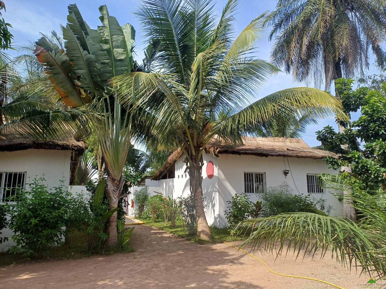 c01bf46b-2699-4e71-8d3f-2bbabcabda0a Une résidence de vacances de charme avec sa piscine lagon dans un jardin tropical luxuriant.