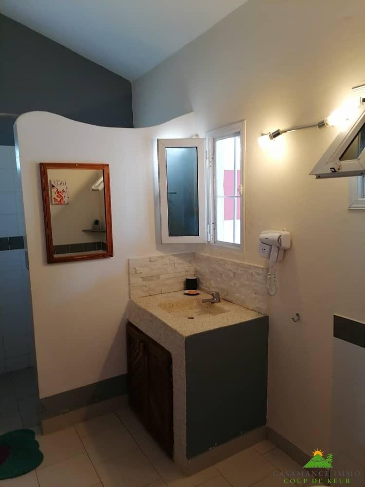 cab1c0d4-15cc-4246-b532-7d4d04adbbd0 Une résidence de vacances de charme avec sa piscine lagon dans un jardin tropical luxuriant.