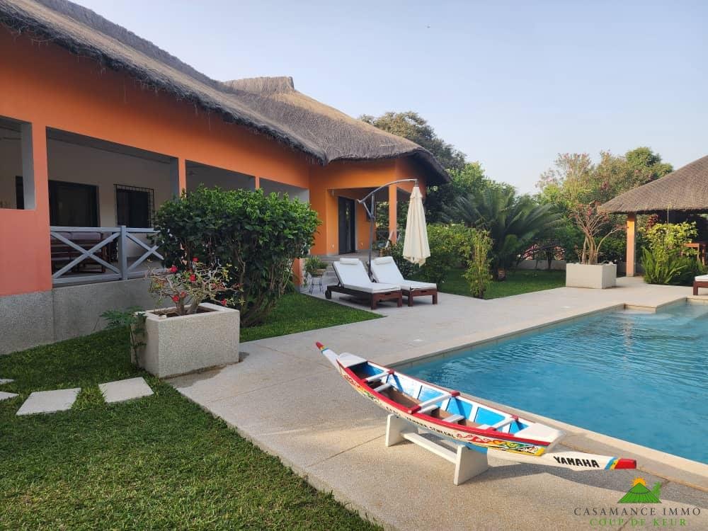 Entre raffinement contemporain et atmosphère balnéaire, cette magnifique villa de 3 chambres avec piscine privée vous accueille dans une résidence prestigieuse en bord de mer.