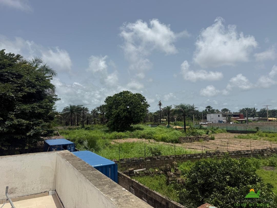 A deux pas de la plage, cette propriété séduit par son atmosphère conviviale et son potentiel d’accueil , que ce soit pour des séjours en famille, entre amis, ou dans le cadre d’une maison d hôtes