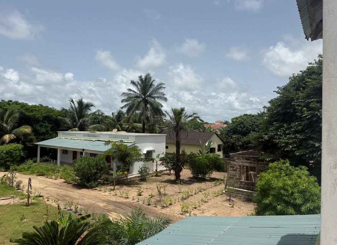 A deux pas de la plage, cette propriété séduit par son atmosphère conviviale et son potentiel d’accueil , que ce soit pour des séjours en famille, entre amis, ou dans le cadre d’une maison d hôtes