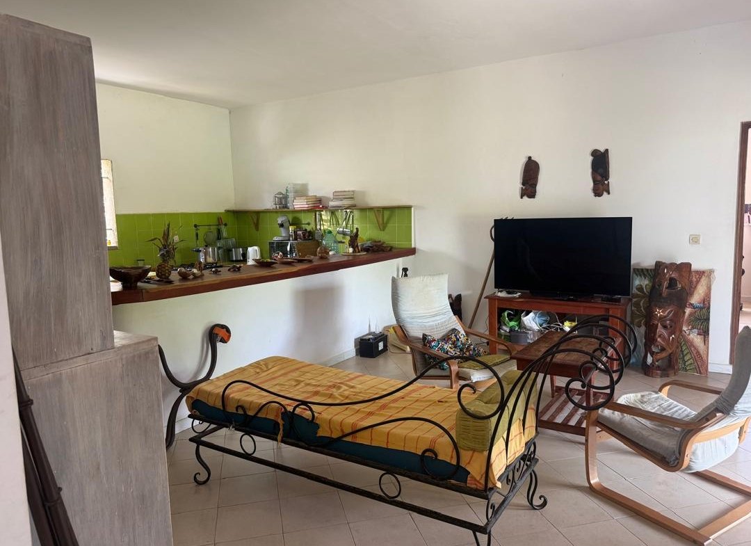 A deux pas de la plage, cette propriété séduit par son atmosphère conviviale et son potentiel d’accueil , que ce soit pour des séjours en famille, entre amis, ou dans le cadre d’une maison d hôtes