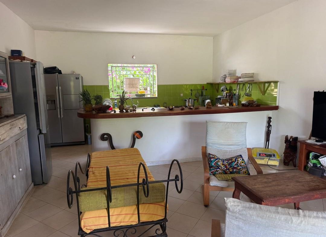 A deux pas de la plage, cette propriété séduit par son atmosphère conviviale et son potentiel d’accueil , que ce soit pour des séjours en famille, entre amis, ou dans le cadre d’une maison d hôtes