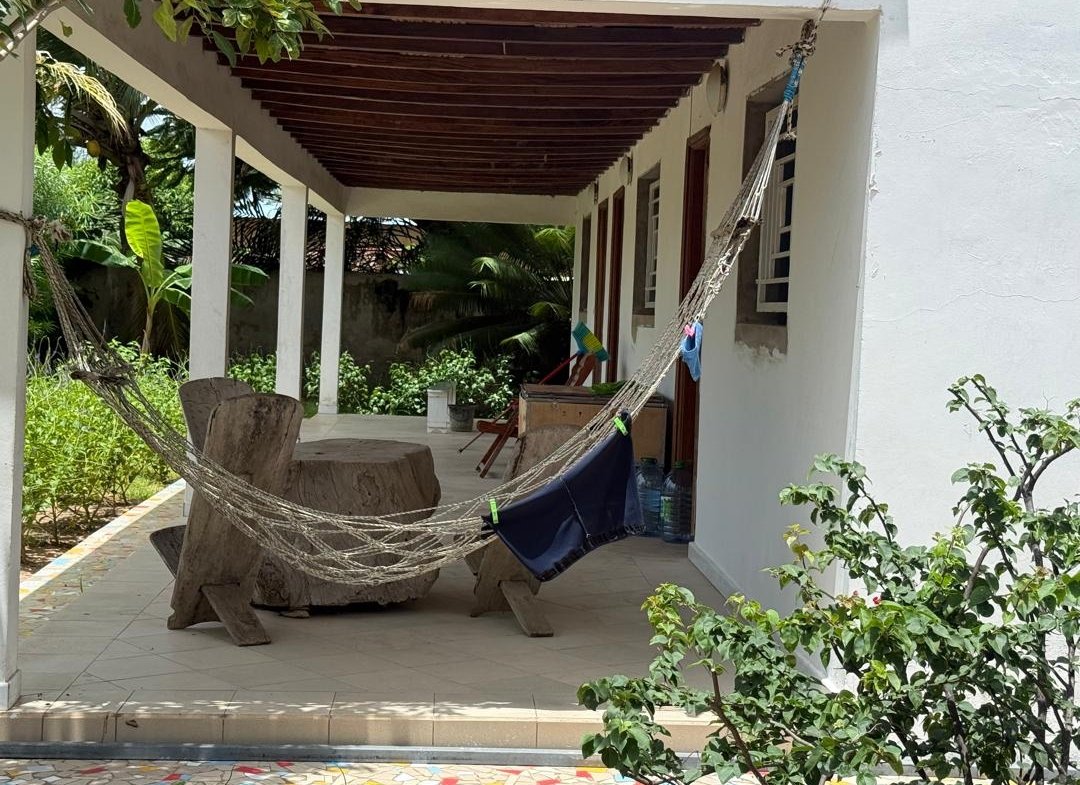 A deux pas de la plage, cette propriété séduit par son atmosphère conviviale et son potentiel d’accueil , que ce soit pour des séjours en famille, entre amis, ou dans le cadre d’une maison d hôtes