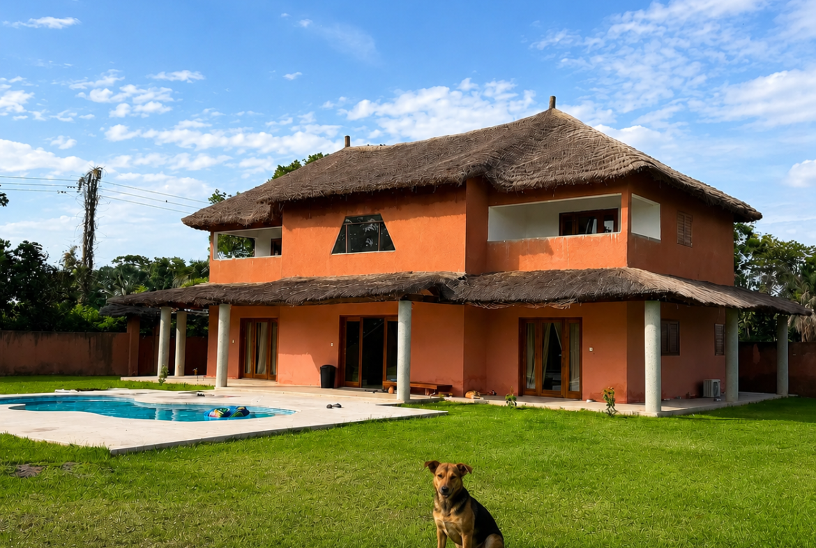 Située à Boucotte de 1400 m2, sur le Titre Foncier de la Basse Casamance, cette propriété à l’architecture moderne et intégrée, offre de beaux volumes,