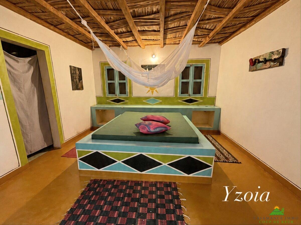 photo-chambre-yzoia-wordpress Entre rizières et Océan, dans l’intimité d’un lieu magique près des immenses fromagers , à seulement cinq minutes du village et de la plage, cette propriété façonnée par des artisans locaux offre une atmosphère authentique, bercée par l’âme et les traditions africaines.