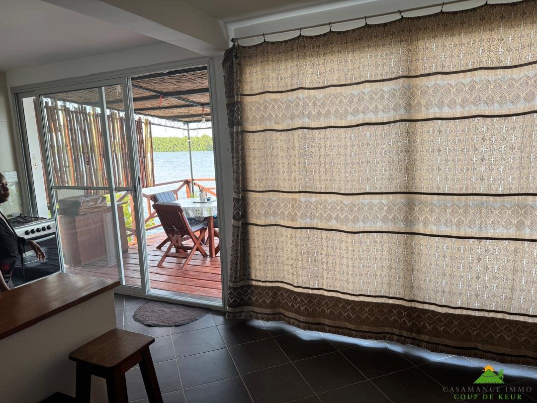 Nouveau, insolite dans le secteur du Cap Skirring :une maison (2 chambres) sur Pilotis surplombant les bolongs