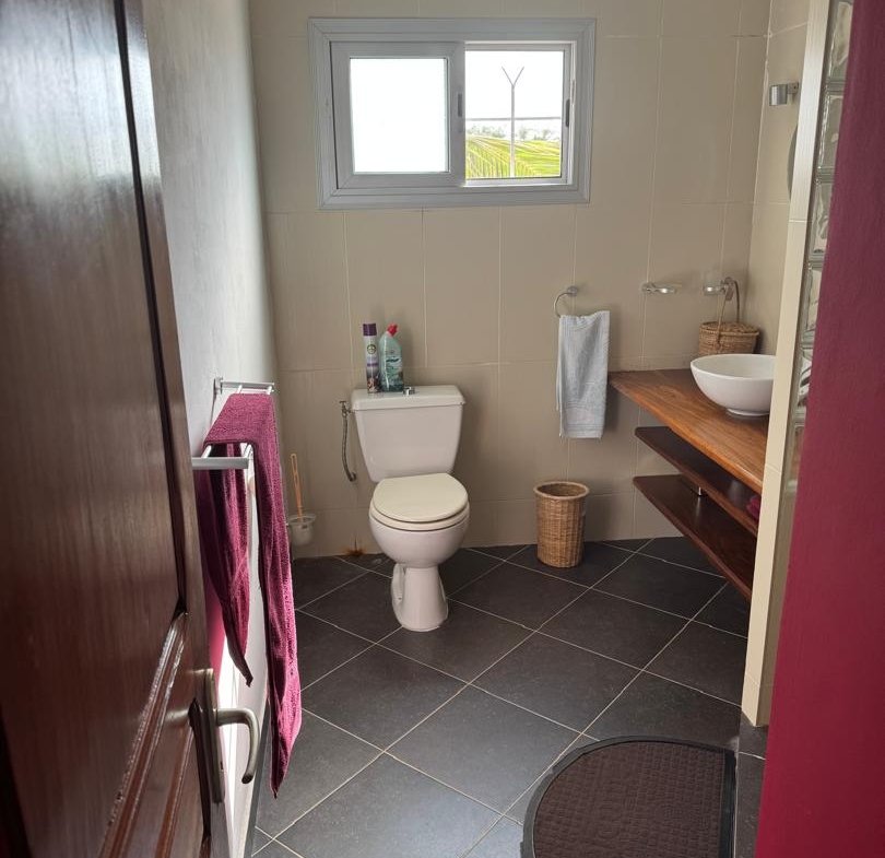 Nouveau, insolite dans le secteur du Cap Skirring :une maison (2 chambres) sur Pilotis surplombant les bolongs
