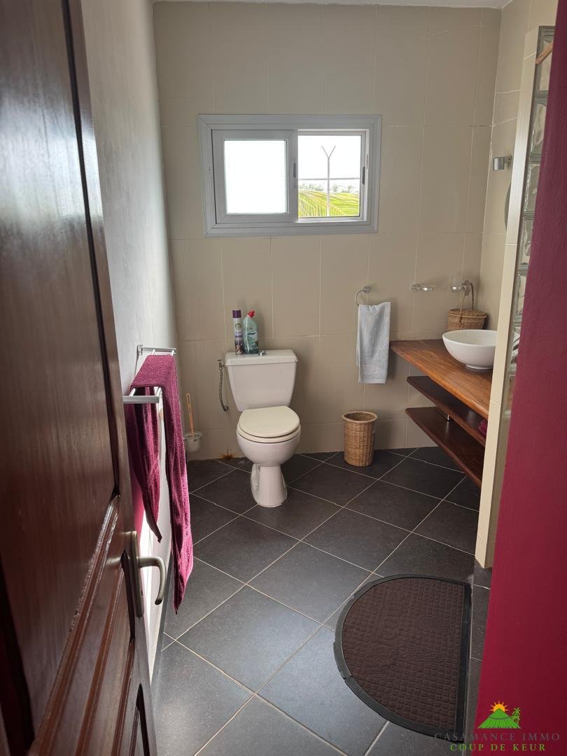 WhatsApp Image 2026-10-23 at 10.58.24 (2) Nouveau, insolite dans le secteur du Cap Skirring :une maison (2 chambres) sur Pilotis surplombant les bolongs