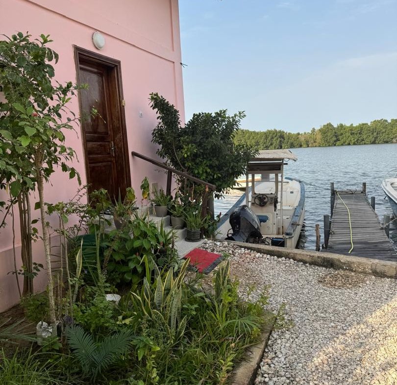 Nouveau, insolite dans le secteur du Cap Skirring :une maison (2 chambres) sur Pilotis surplombant les bolongs