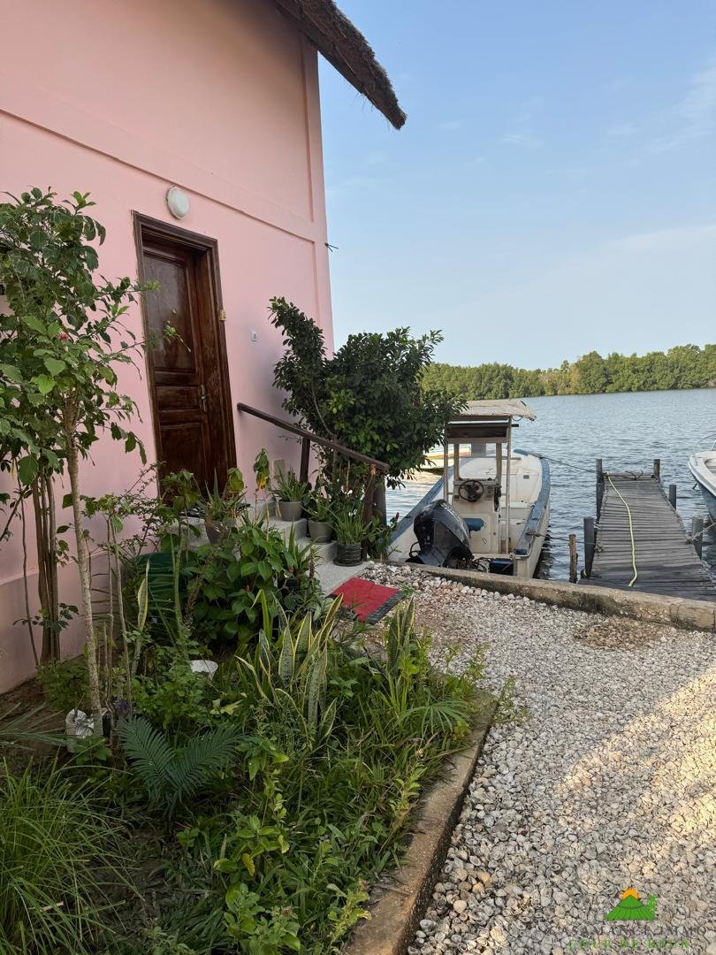 Nouveau, insolite dans le secteur du Cap Skirring :une maison (2 chambres) sur Pilotis surplombant les bolongs
